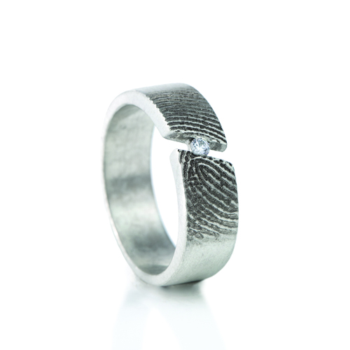 Zilveren ring met vingeradruk en steen