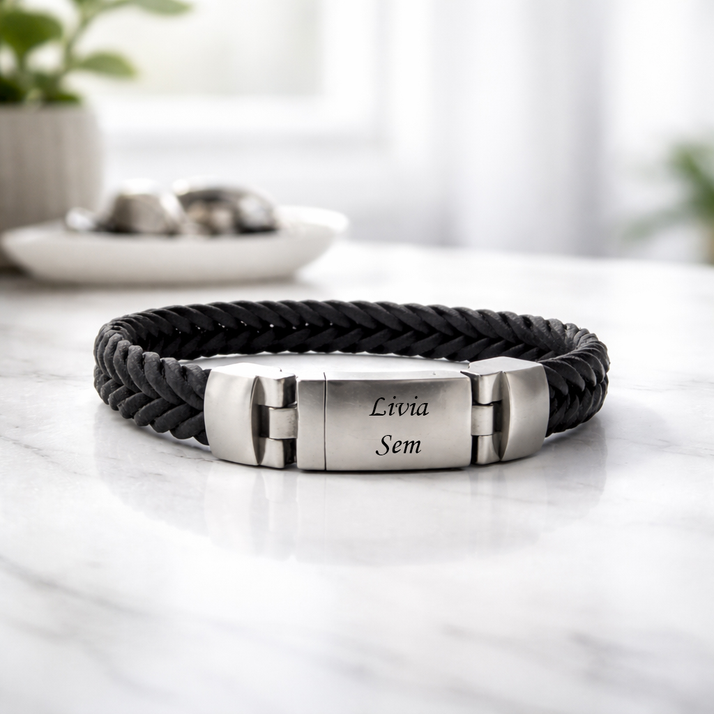 Zwart leren armband met RVS design magneetslot met lettertype Monotype Corsiva