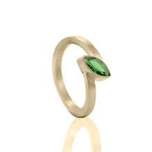 Gouden asring met askamer achter synt. Smaragd 8x4mm