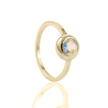 gouden asring met 6mm regenboog topaas