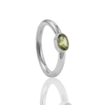 Zilveren asring met askamer achter peridoot 6x4mm