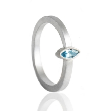Zilveren Ring met open of gesloten askamer achter markiesvormige topaas van 5 x 2,5 mm