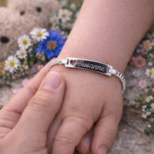 Baby armbandje met naam en hartje in sierletter