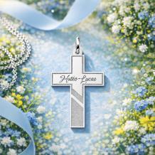 Zilveren Communie Hanger Hart met Naam en Datum – Persoonlijk Communie Cadeau draagfoto