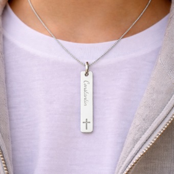 Gepersonaliseerde Zilveren Communie Bar Hanger met Kruis draagfoto