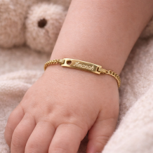 Gold plated baby armbandje met naam en hartje graveren in sierletter