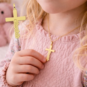 Gouden kruis hanger met naam – gepersonaliseerd draagfoto