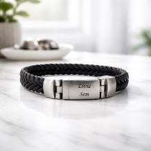 Zwart leren armband met RVS design magneetslot met lettertype Monotype Corsiva