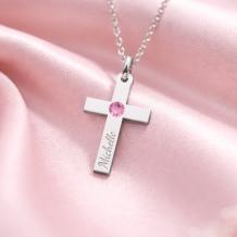 Zilveren communie kruis hanger met geboortesteen en naamgravure sfeerbeeld