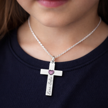 Zilveren communiehanger kruis met zirkonia hartje en gravure draagfoto