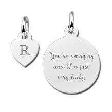 Zilveren minimalistische hanger met letter en tekst