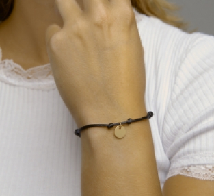 Gevlochten dames armband met goldplated rondje om de pols