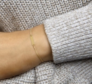 Gevlochten damesarmband met gouden plaat bruin om pols
