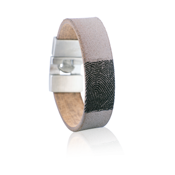 Brede leren armband met vingerafdruk in leer met edelstalen sluiting, kleur 724 ash