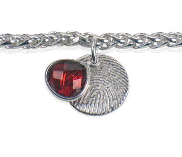 Detailfoto Zilveren gevlochten armband met rode kwarts en ronde afdrukhanger