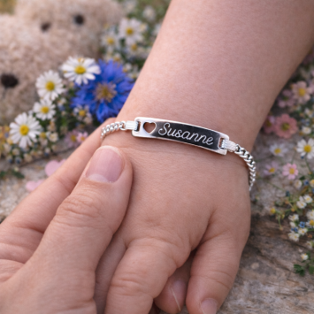 Baby armbandje met naam en hartje in sierletter
