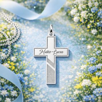 Zilveren Communie Hanger Hart met Naam en Datum – Persoonlijk Communie Cadeau draagfoto