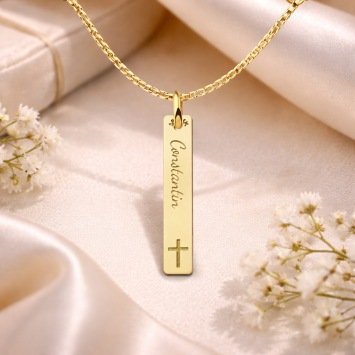 Gepersonaliseerde gouden communie bar hanger met kruis sfeerbeeld