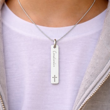 Gepersonaliseerde Zilveren Communie Bar Hanger met Kruis draagfoto