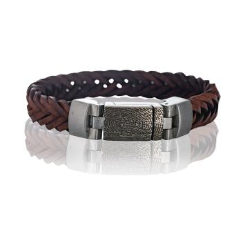 gevlochten-leren-armband-met-een-afdruk-op-het-edelstalen-slot-met-magneet-bruin