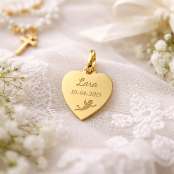Gouden hanger hart met engel - gepersonaliseerd communie cadeau sfeerfoto
