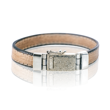 Leren armband met afdruk in bakslot, kleur 114 beige met stiksel