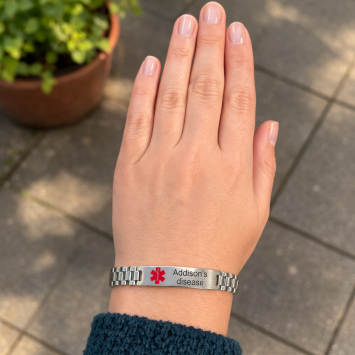 RVS SOS plaatarmband draagfoto