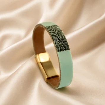 Smalle leren armband met vingerafdruk in leer met goudkleurige edelstalen sluiting
