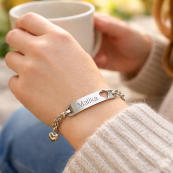 Stalen plaatarmband met uitgesneden hartje en gravure