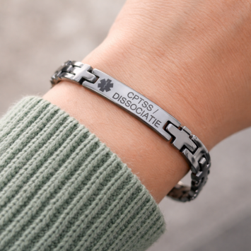 stalen plaatarmband om pols