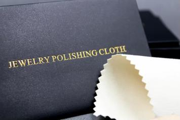 Poetsdoekje voor sieraden detail