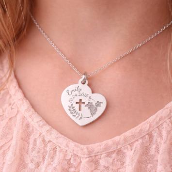 Zilveren Communie Hanger Hart met Naam en Datum – Persoonlijk Communie Cadeau draagfoto