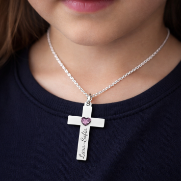 Zilveren communiehanger kruis met zirkonia hartje en gravure draagfoto