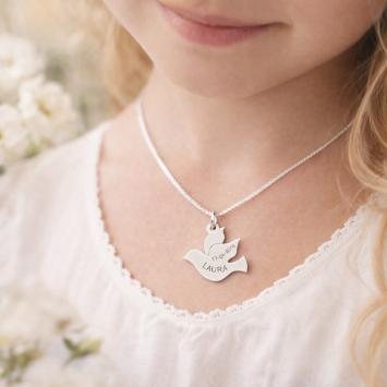 Zilveren Communie Hanger Hart met Naam en Datum – Persoonlijk Communie Cadeau draagfoto