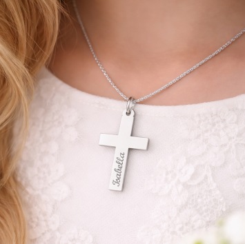 Zilveren kruishanger met naam gravure – gepersonaliseerd communie kruis sfeerbeeld