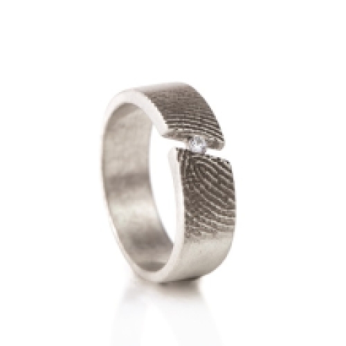 Zilveren ring met vingeradruk en steen