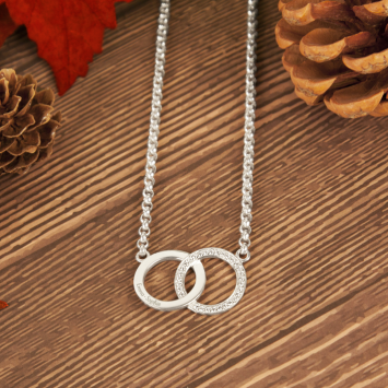 Zilveren hanger met twee cirkels zirkonia's en gravure